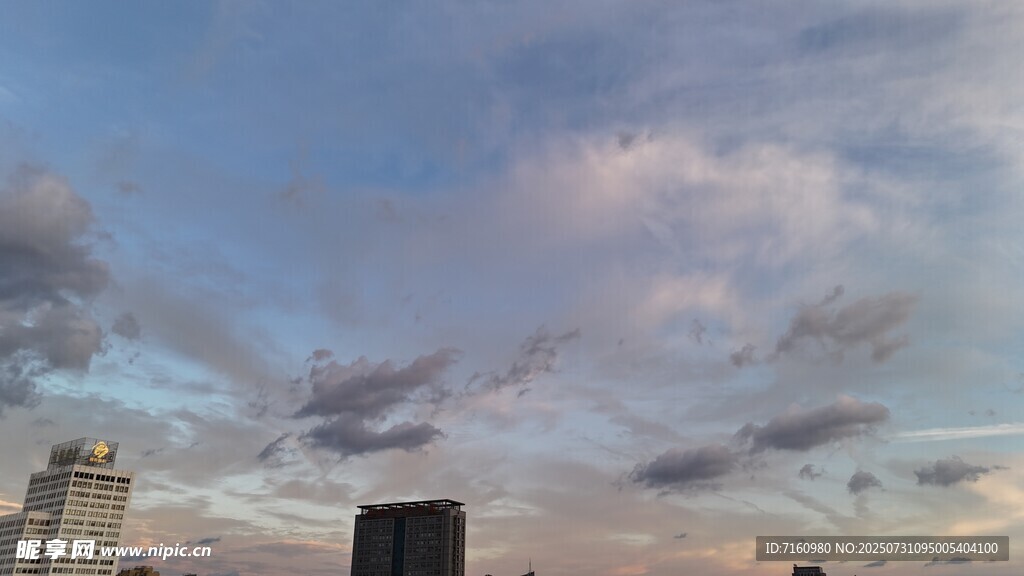 城市上空的绚丽云彩
