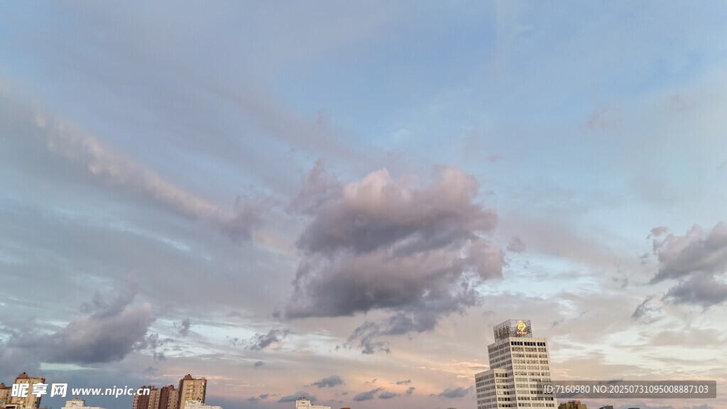 城市上空的壮丽云层景观