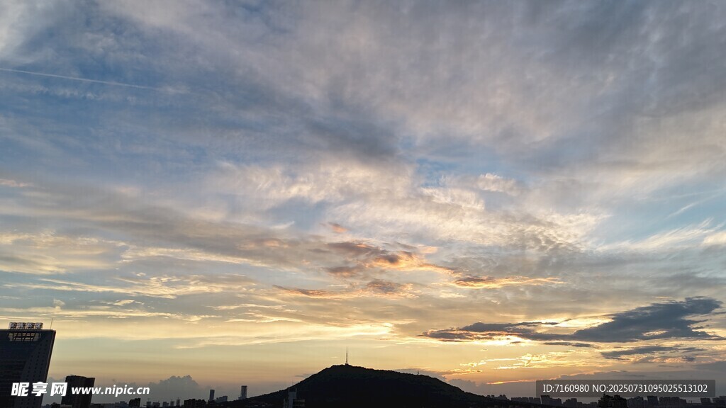 城市上空绚丽的黄昏云彩