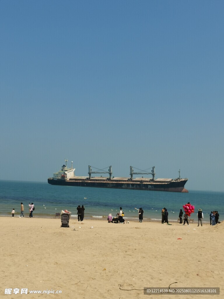 威布鲁维斯号海滩上远望大型货轮