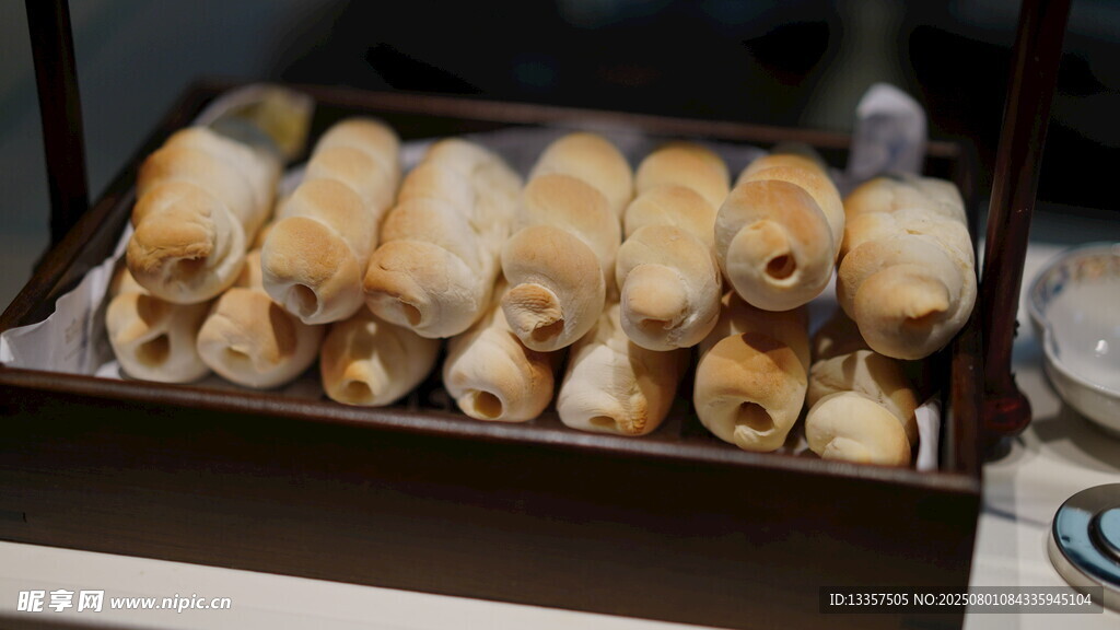 美味卷类食物整齐摆放
