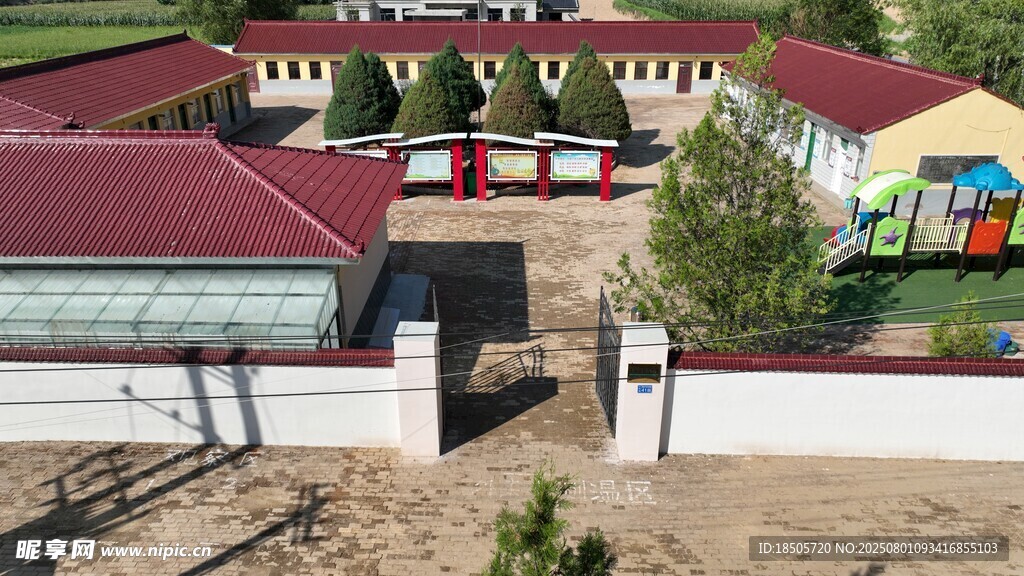 色彩斑斓的学校建筑景观