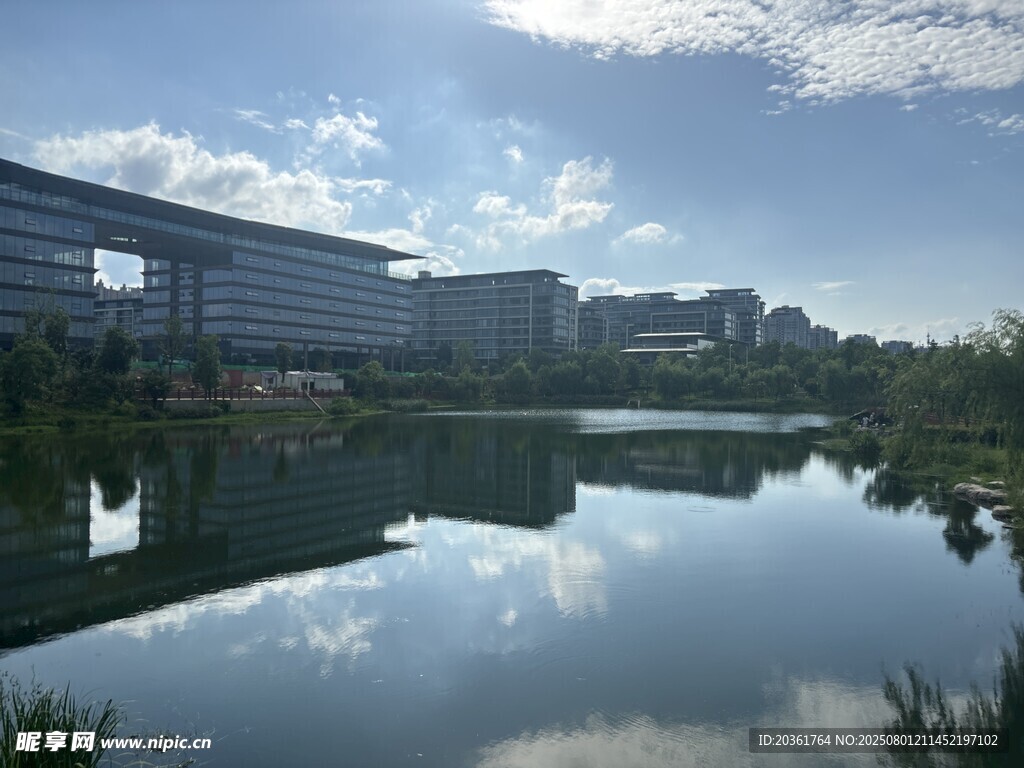 湖畔建筑美景倒映水中