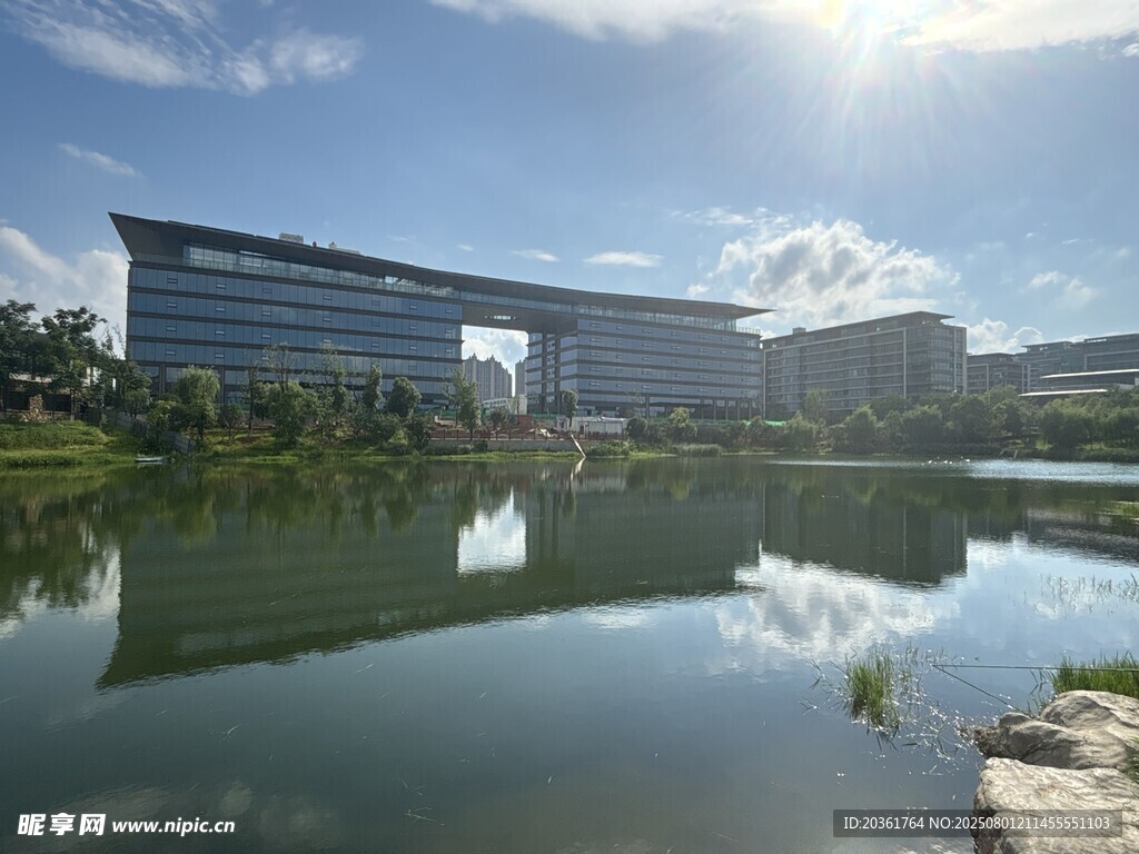 湖畔现代建筑风光