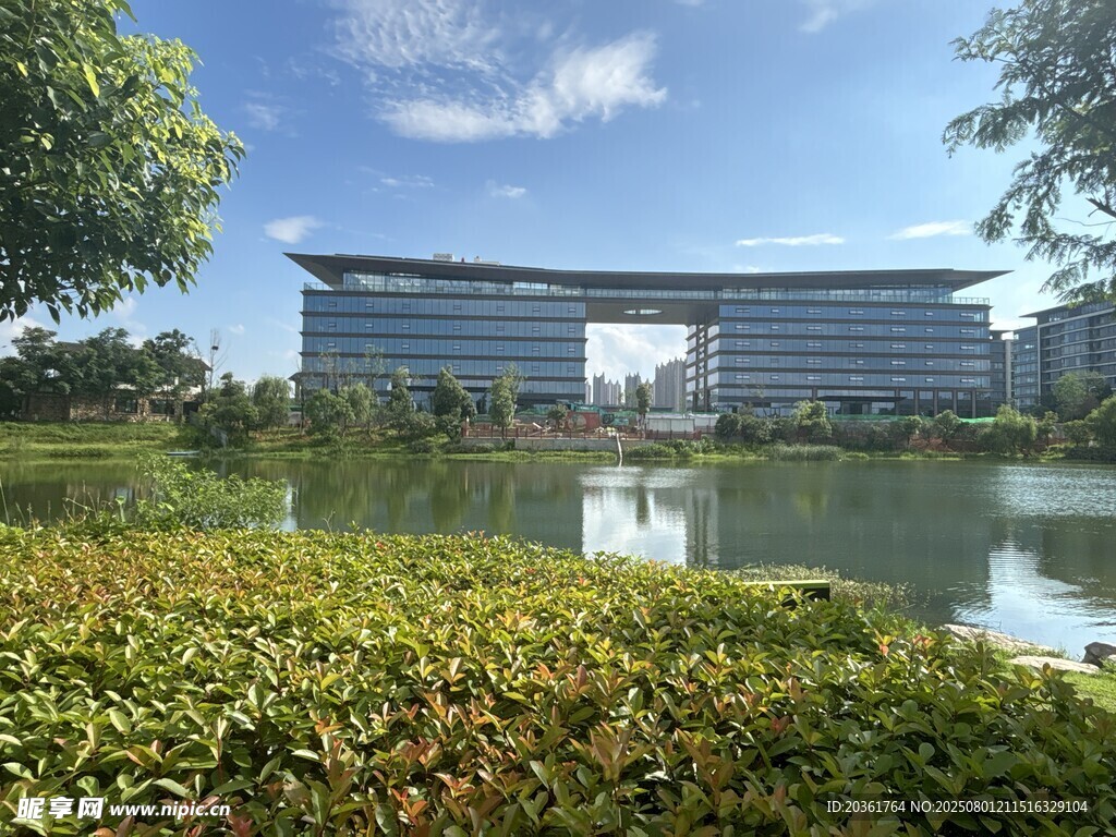 湖畔现代建筑景观