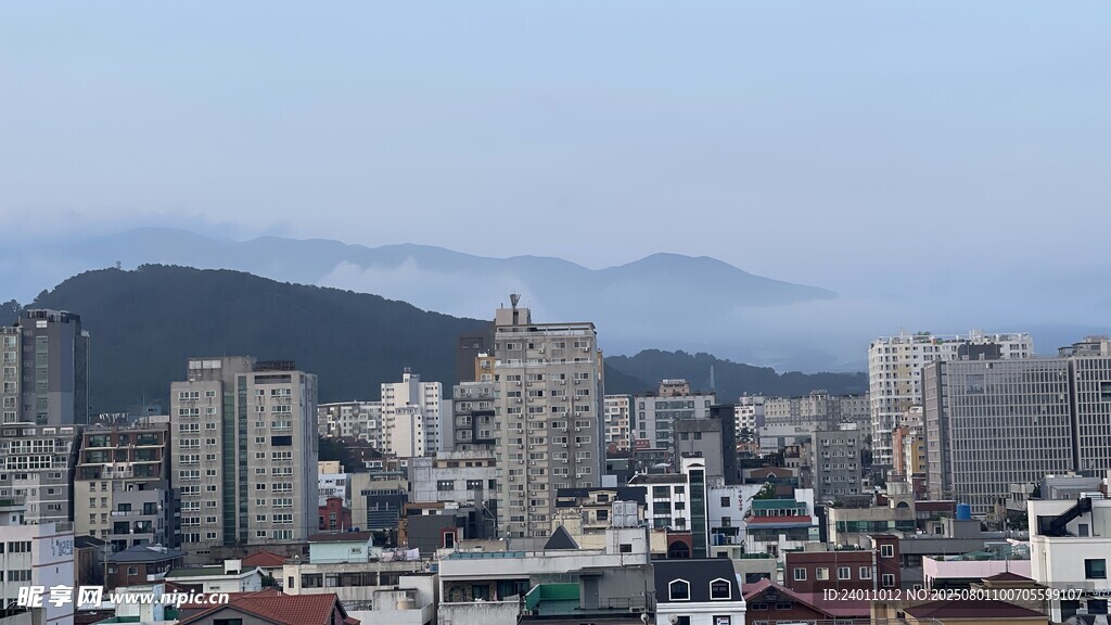城市建筑与远山景观