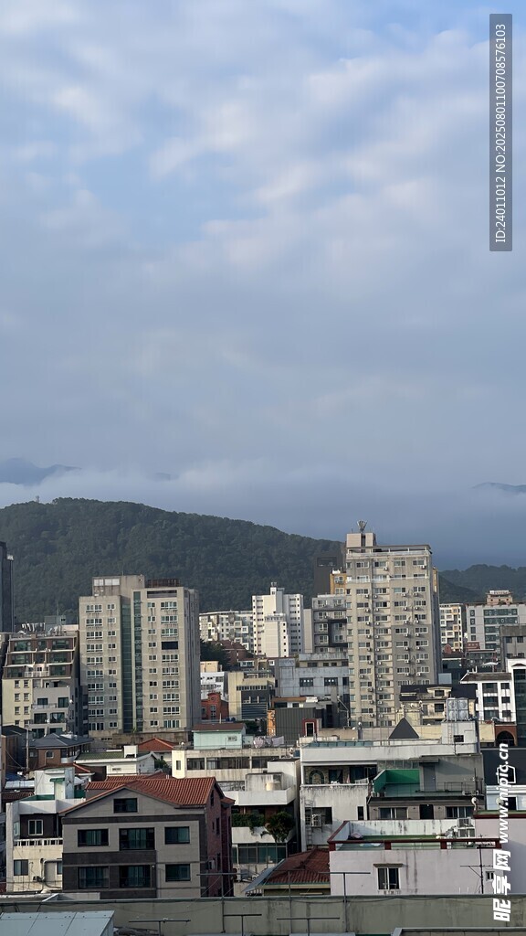 城市建筑群与远山景观