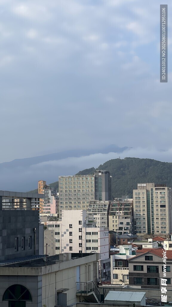 城市建筑群与远山景观