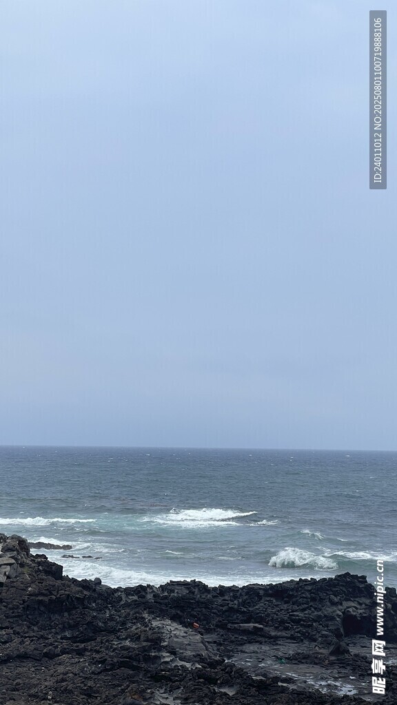 海边礁石与翻涌海浪