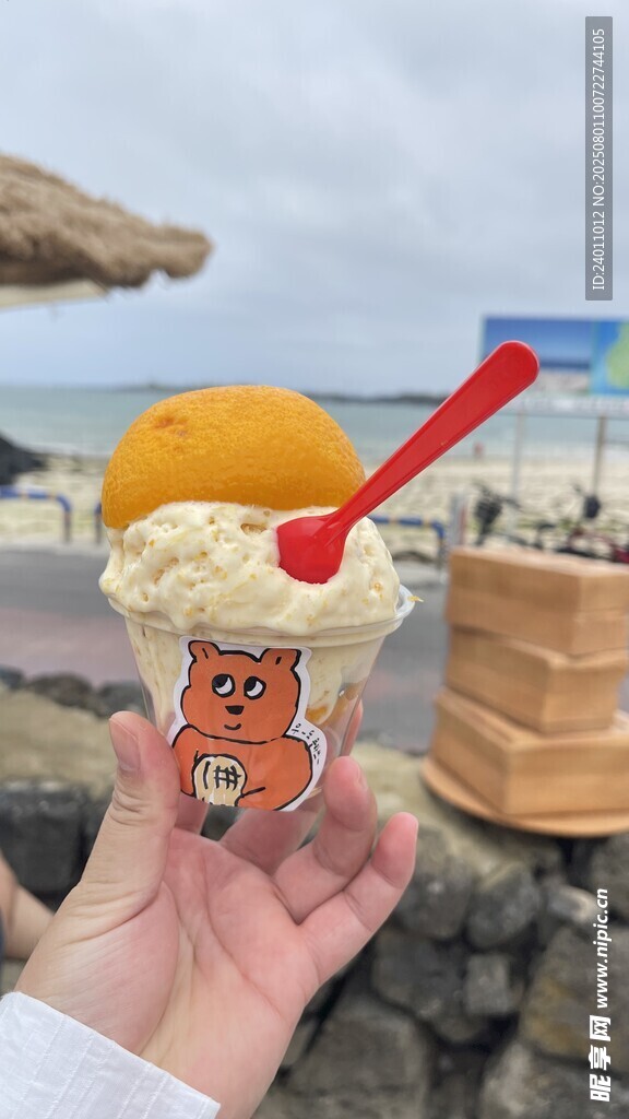 手持特色冰淇淋海边美景