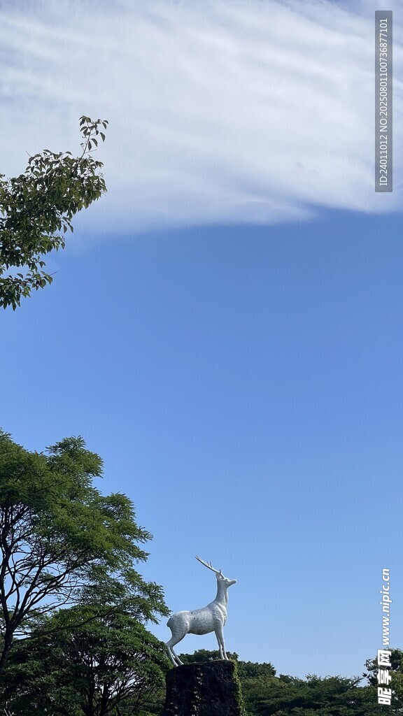 蓝天绿树间的雕像景观