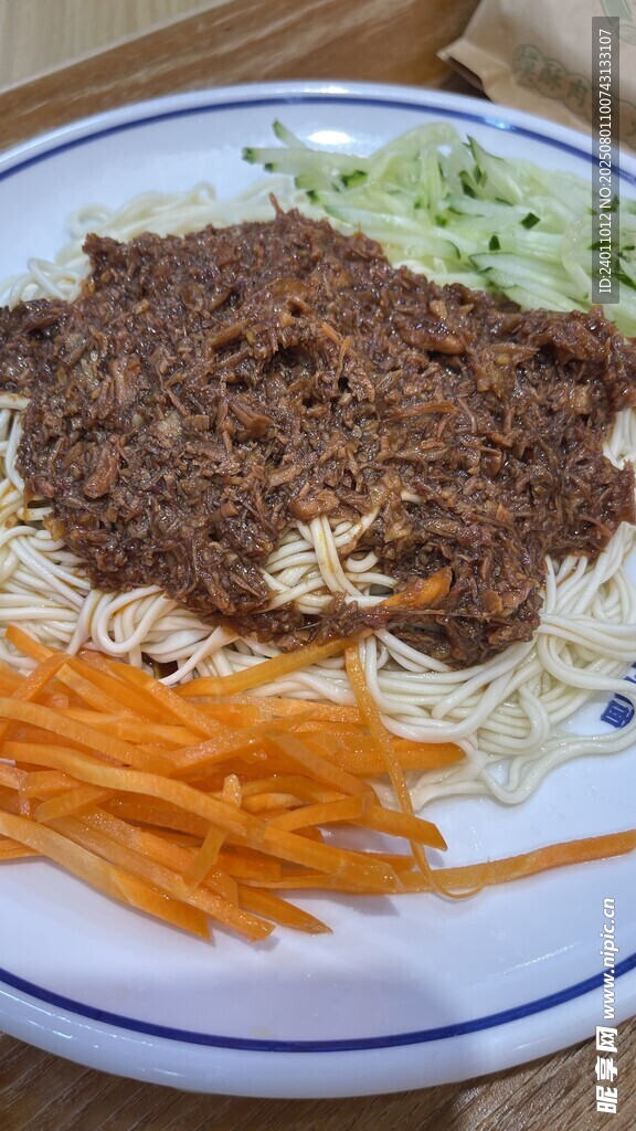 肉酱拌面配蔬菜