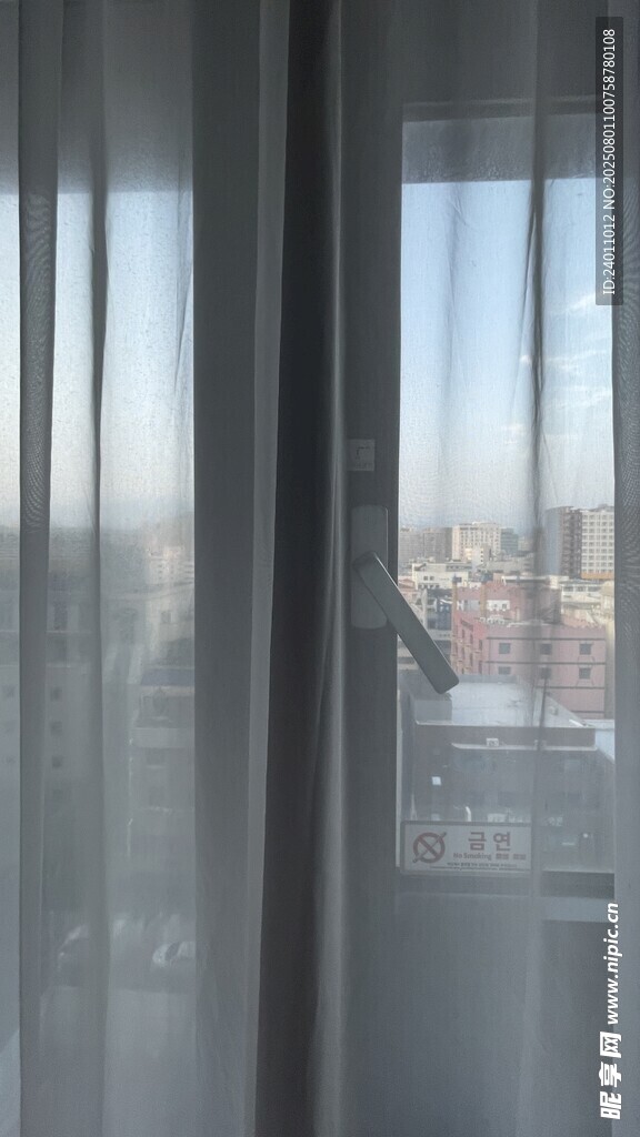 透过纱帘看城市风景