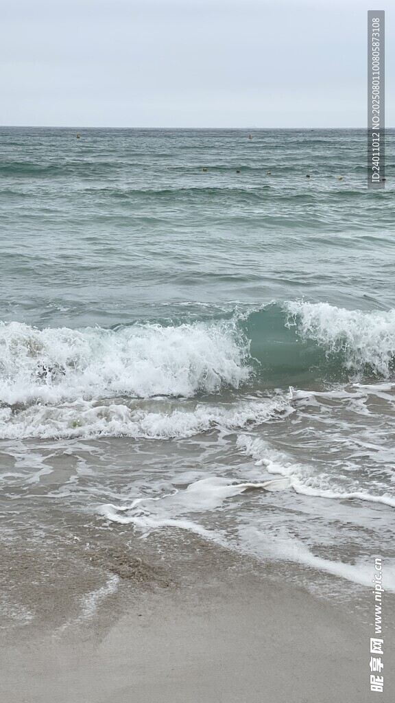 海浪拍打沙滩的美丽景象