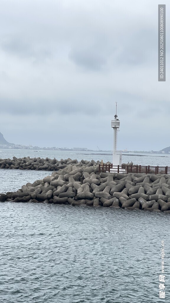 海边码头与远处灯塔