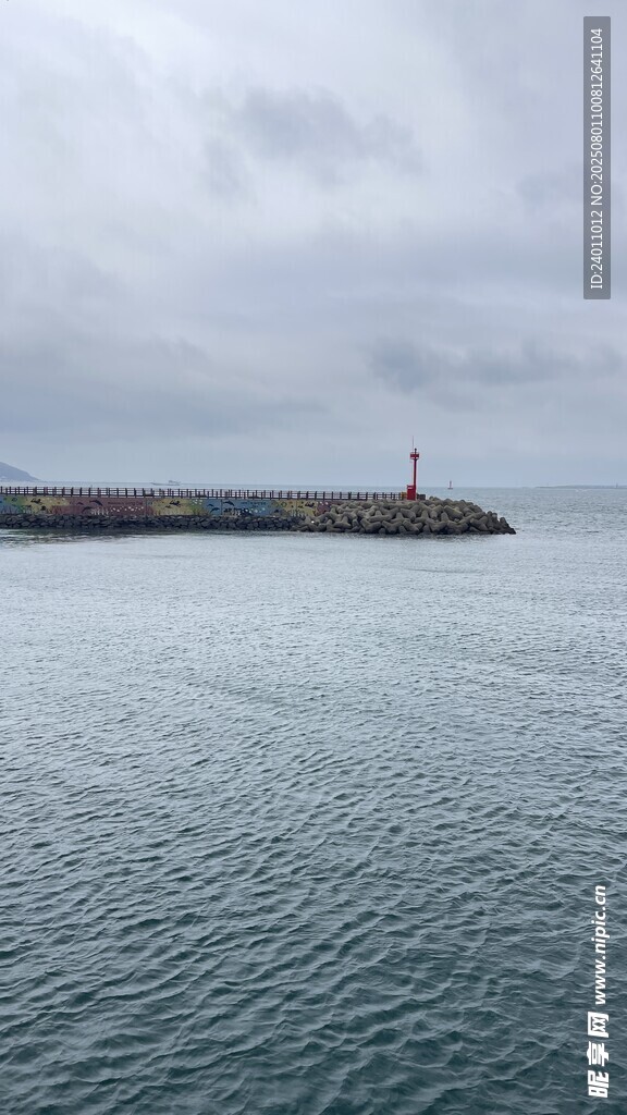 海上灯塔 静谧海面之景