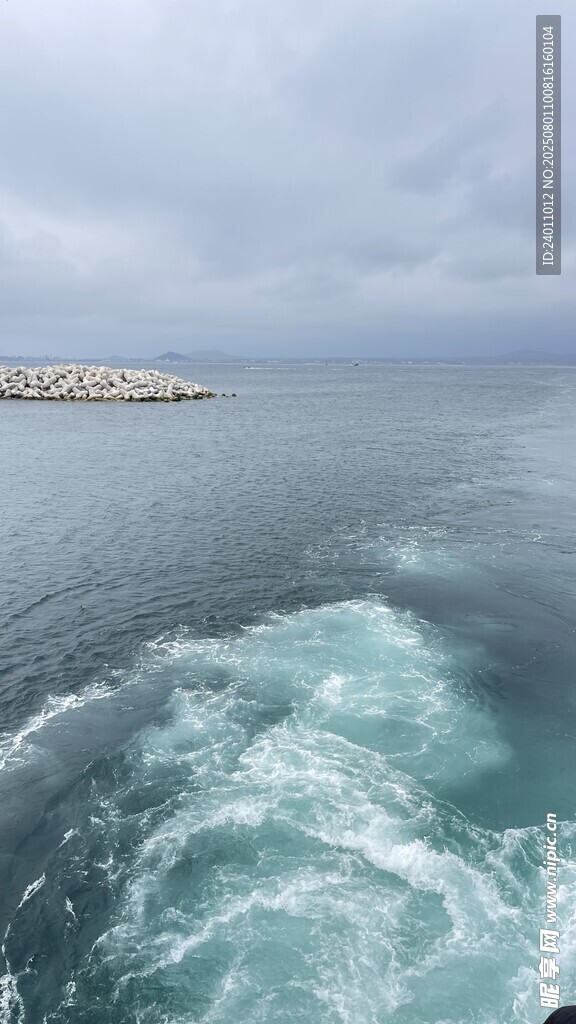 海上行舟激起白色浪花