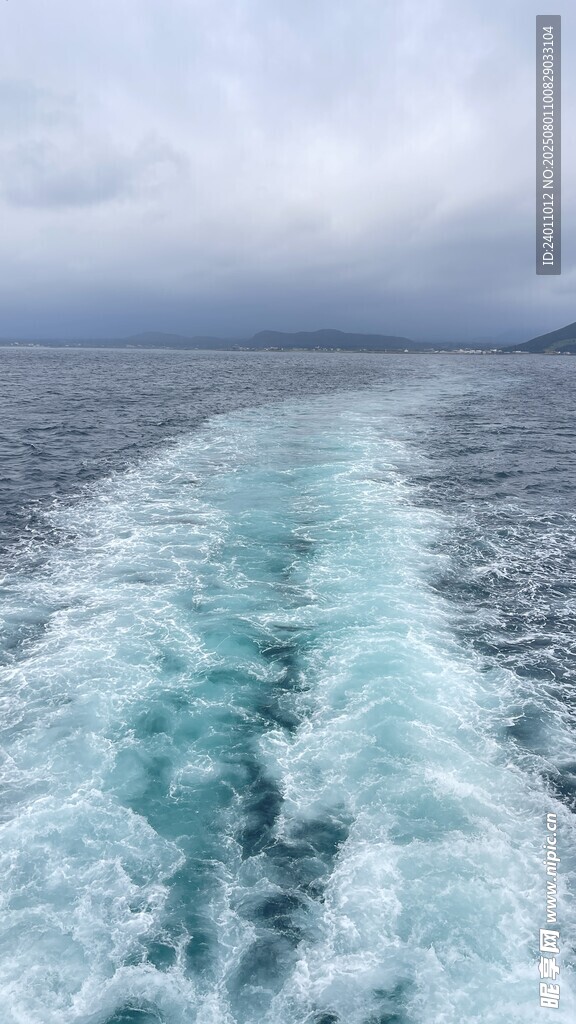 船行海面留下白色航迹