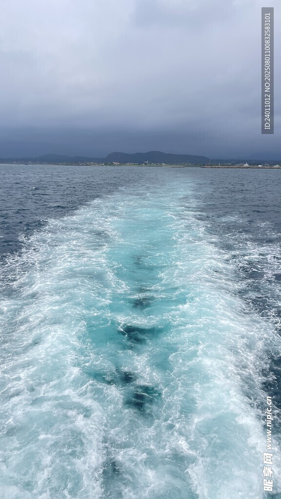 船行海面留下白色航迹