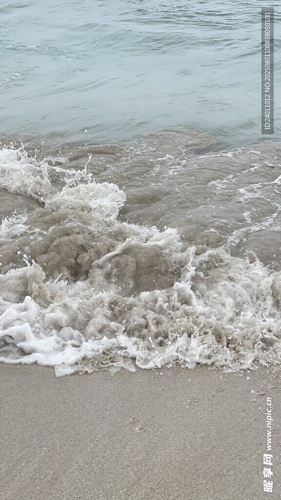 海浪轻拍沙滩的美丽瞬间