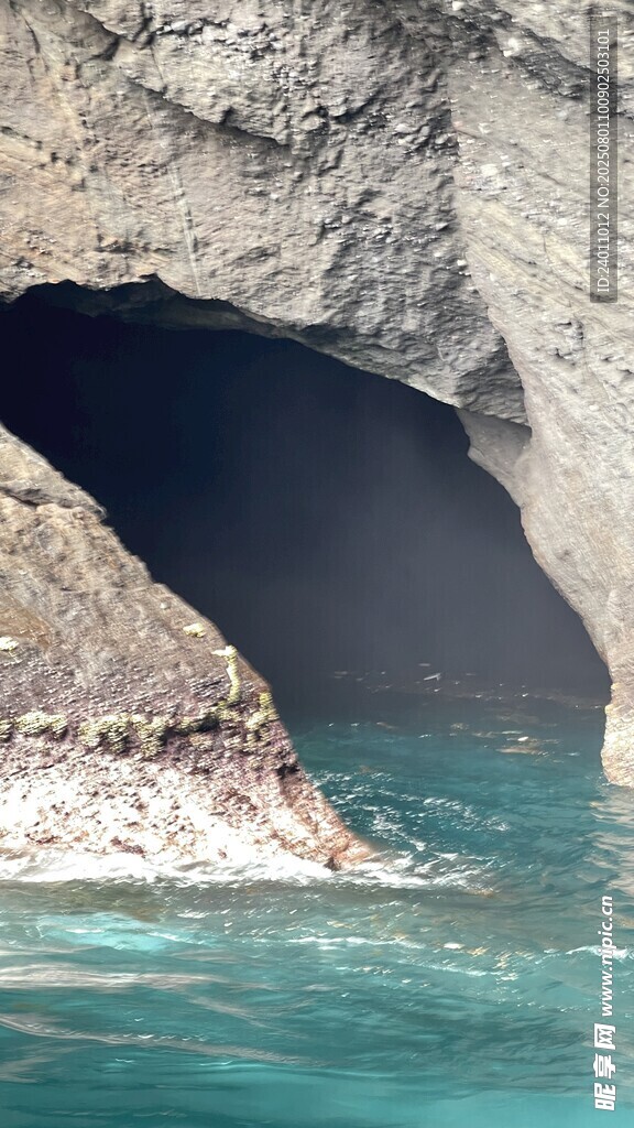 牛岛神秘洞穴 海水环绕