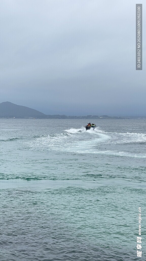 海上快艇在碧波中驰骋
