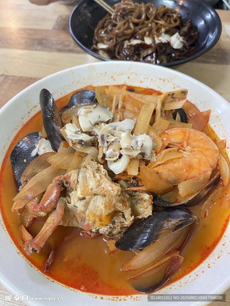 海鲜风味浓郁的特色汤品