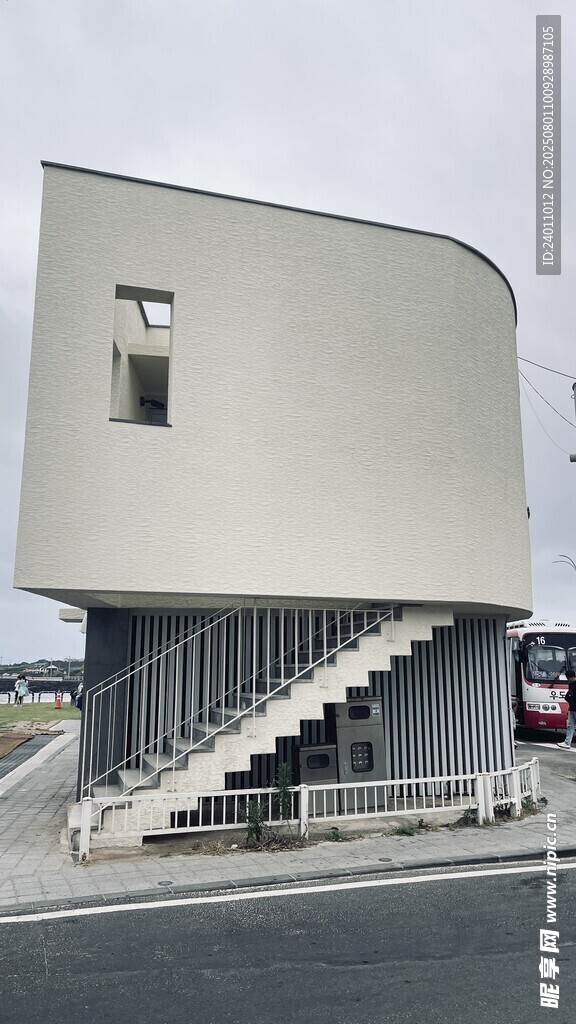 现代风格白色建筑外观