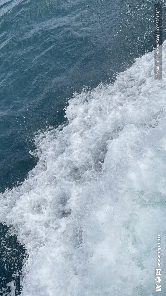 船行海面激起白色浪花