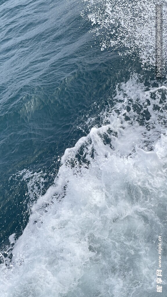 海上浪花飞溅的动感瞬间