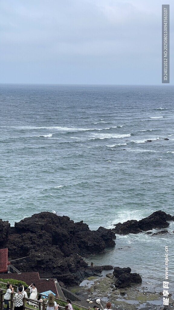海边礁石与翻涌海浪