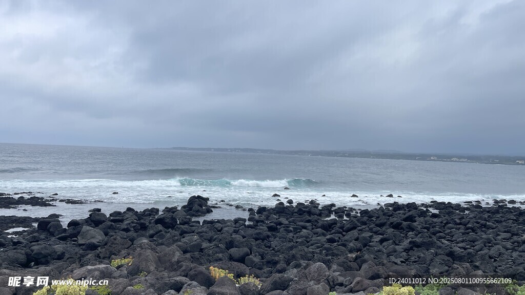 海边礁石与翻涌海浪