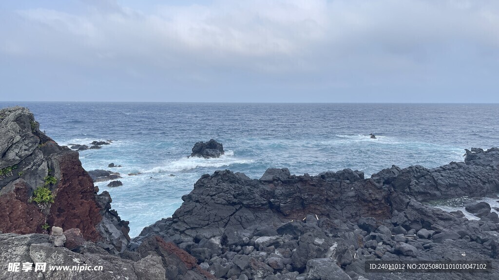 海岸边的嶙峋礁石与大海
