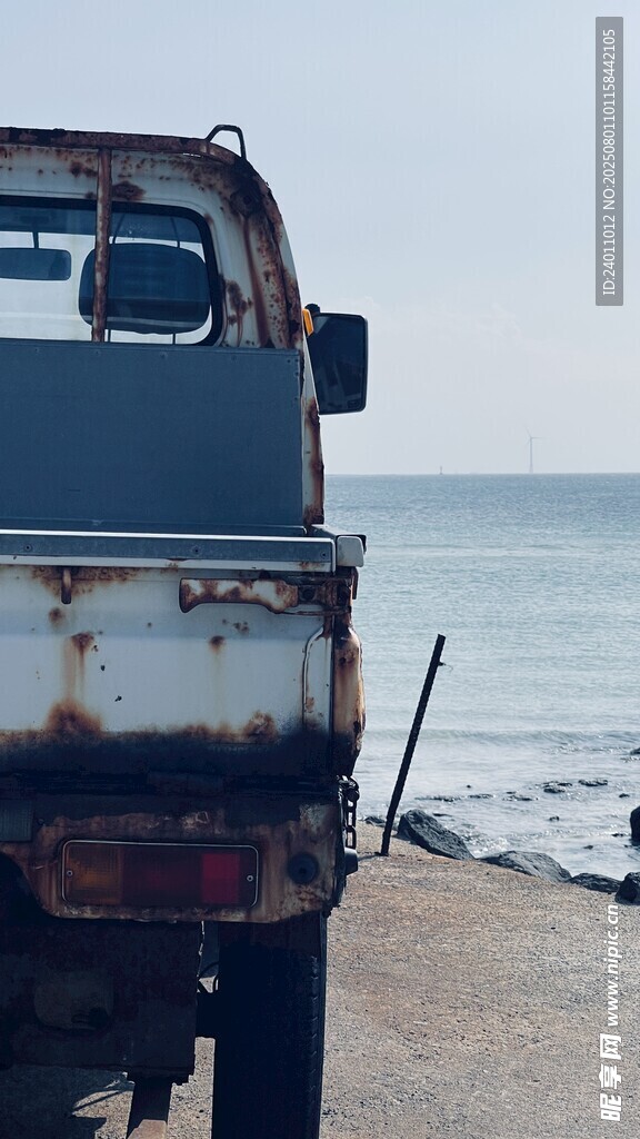 海边生锈的老旧皮卡车
