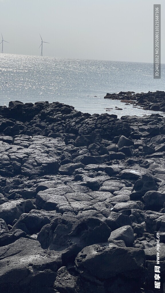 海边嶙峋礁石景观