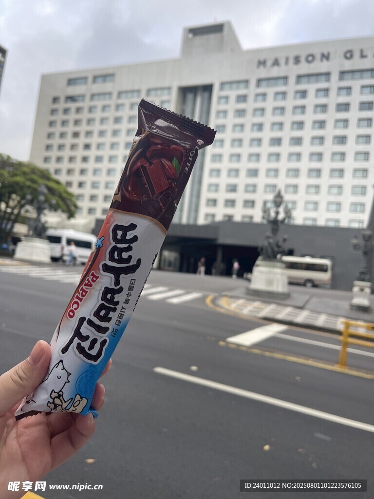 手持Twix巧克力棒于户外