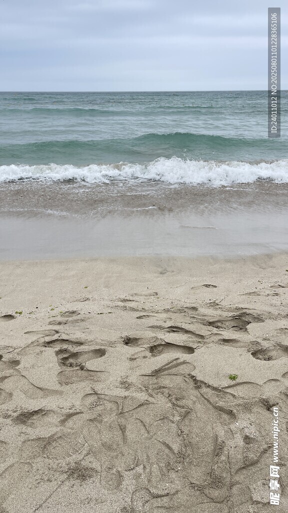 沙滩上的海浪与脚印