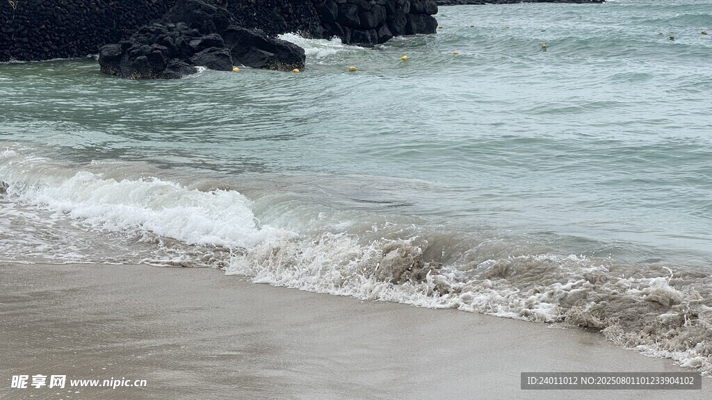海边浪花拍打沙滩景象