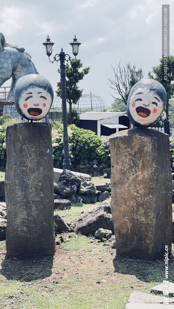 石雕兽头立于石柱之上
