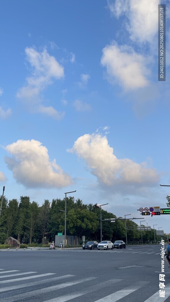 蓝天白云下的城市道路