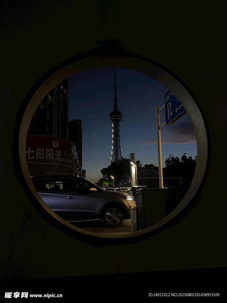 透过圆窗看城市景观