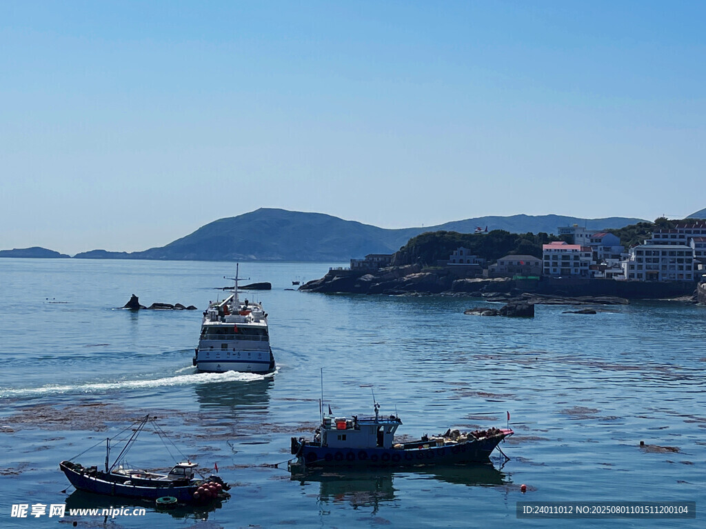 海上渔船景象