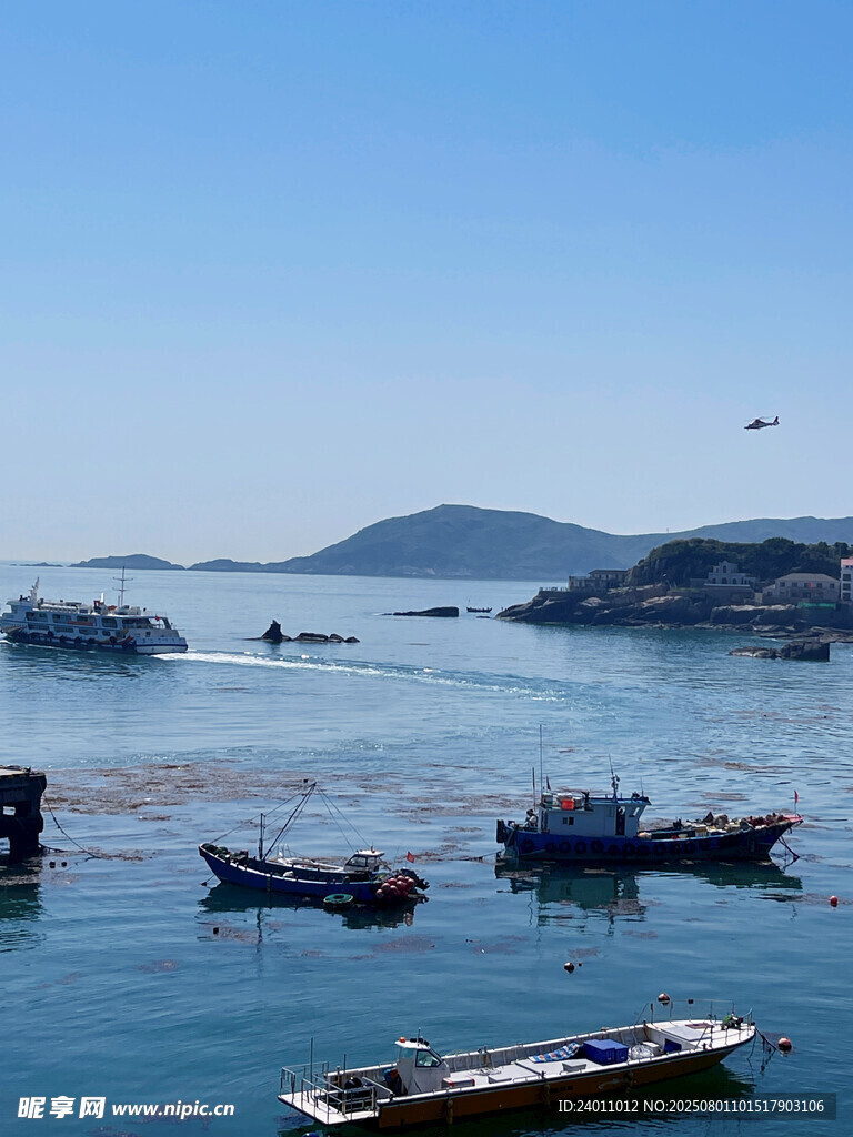 海上停泊的船只与远处岛屿