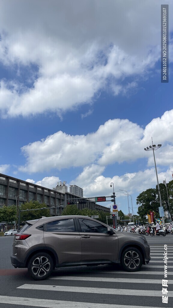 城市街道上行驶的灰色轿车