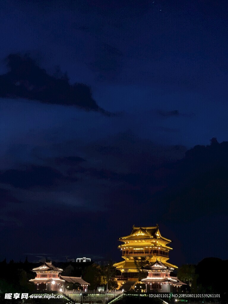 夜幕下的璀璨古建筑望海楼
