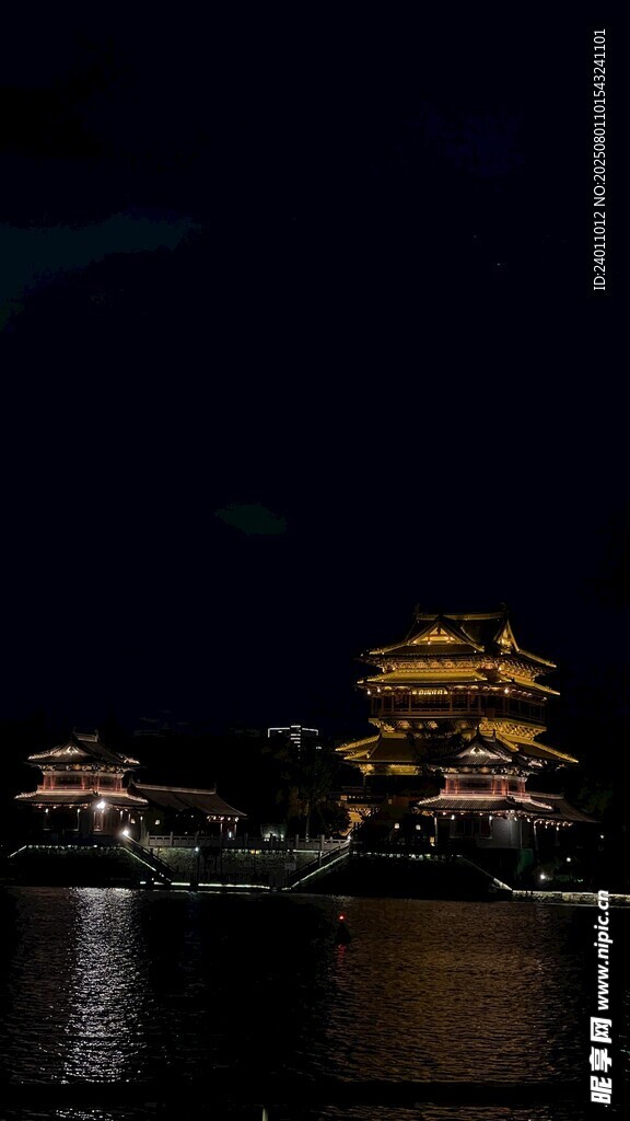 夜晚湖畔的璀璨古建筑 望海楼