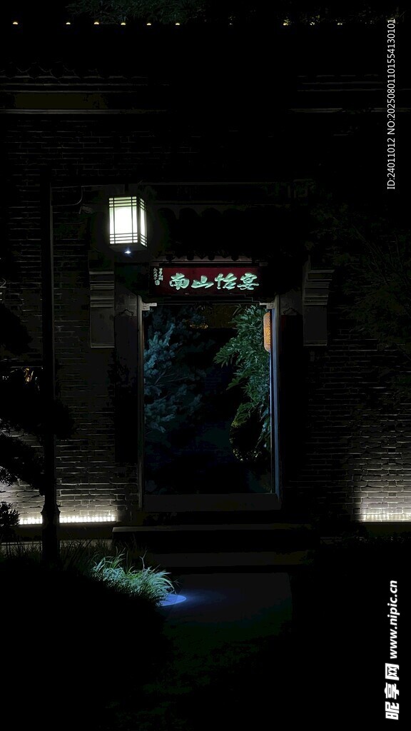 夜晚神秘的店铺入口