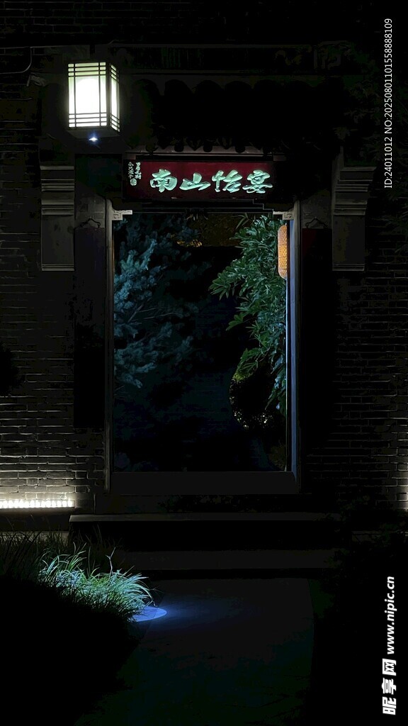 暗夜中的神秘门洞景观