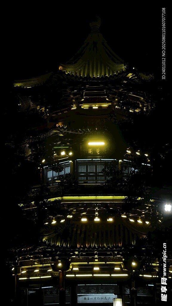 夜晚璀璨的中式古建筑