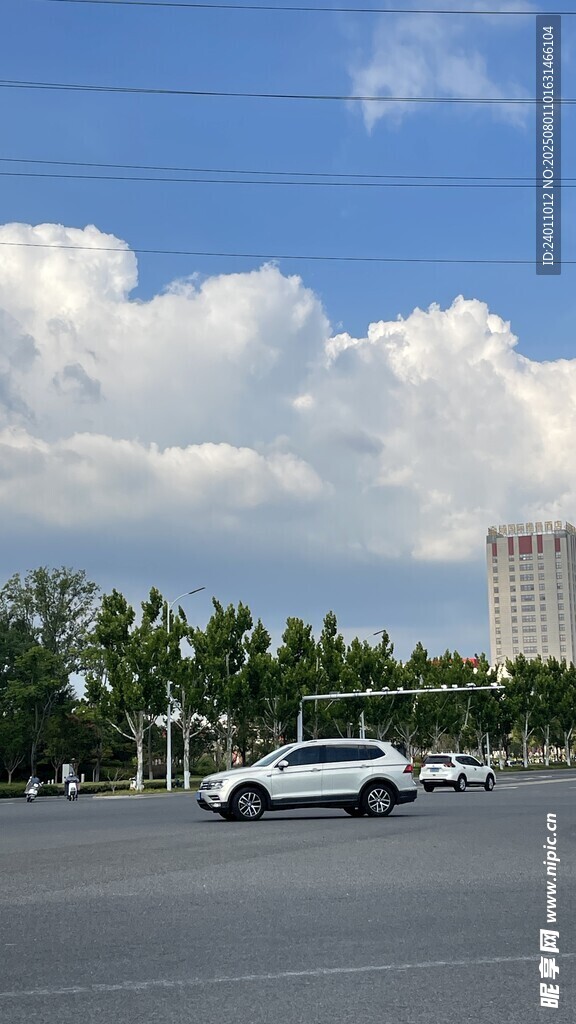 宽阔道路上的行驶车辆